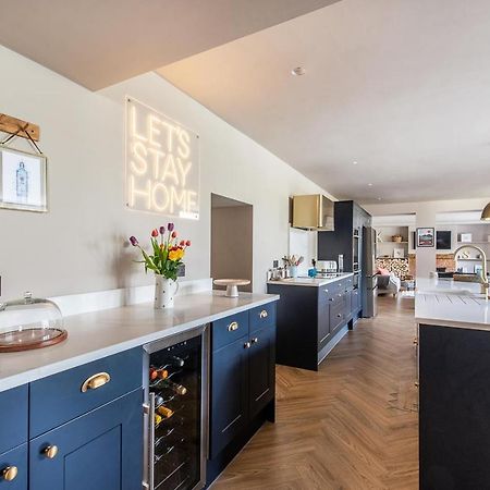 Luxury Group Celebration House With Hot Tub & Bar! Warminster Kültér fotó