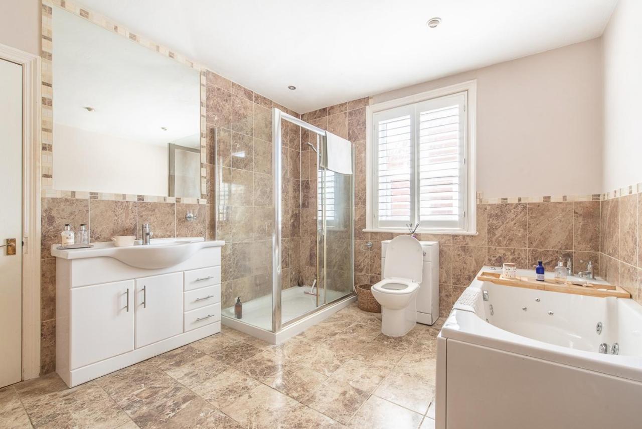 Luxury Group Celebration House With Hot Tub & Bar! Warminster Kültér fotó