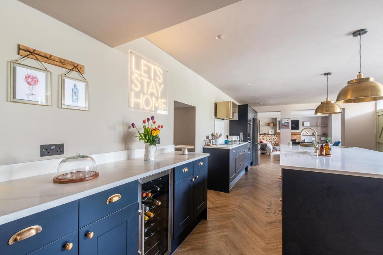 Luxury Group Celebration House With Hot Tub & Bar! Warminster Kültér fotó